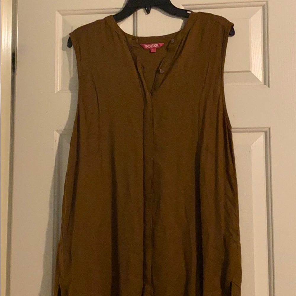 Brown sleeveless dress with buttons